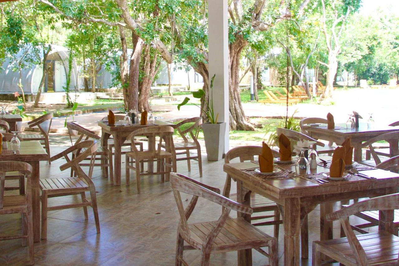 Nivadoo Resort Szigirija Kültér fotó The restaurant at the resort