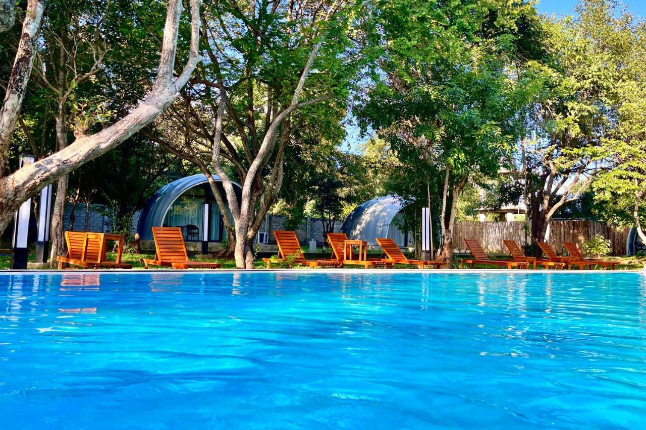 Nivadoo Resort Szigirija Kültér fotó The swimming pool at the resort