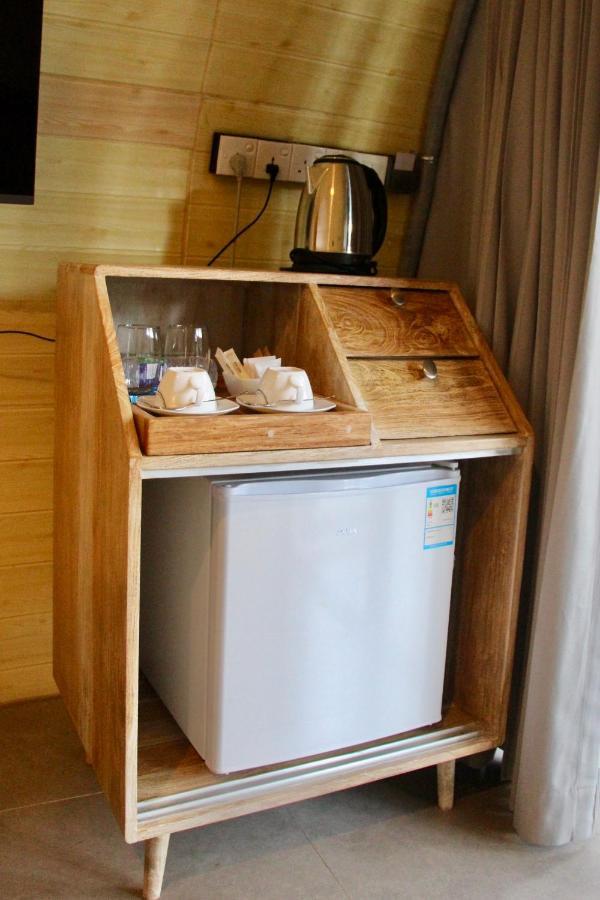 Nivadoo Resort Szigirija Kültér fotó A small refrigerator in a hotel room