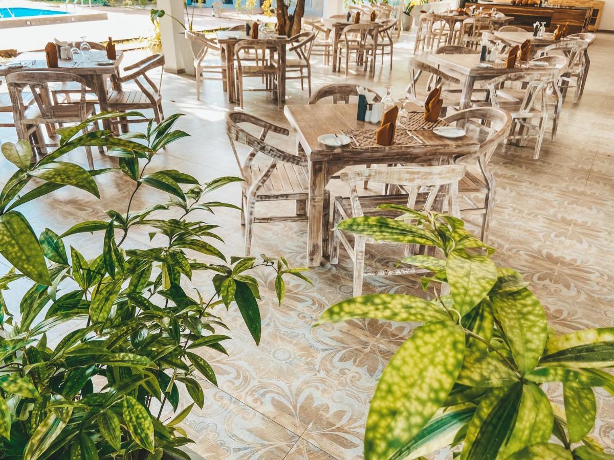 Nivadoo Resort Szigirija Kültér fotó The interior of the restaurant