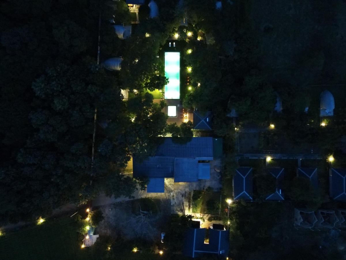 Nivadoo Resort Szigirija Kültér fotó Aerial view of the house at night