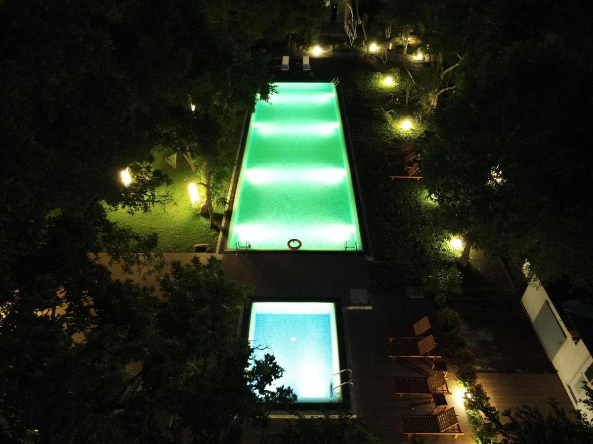 Nivadoo Resort Szigirija Kültér fotó The swimming pool at night