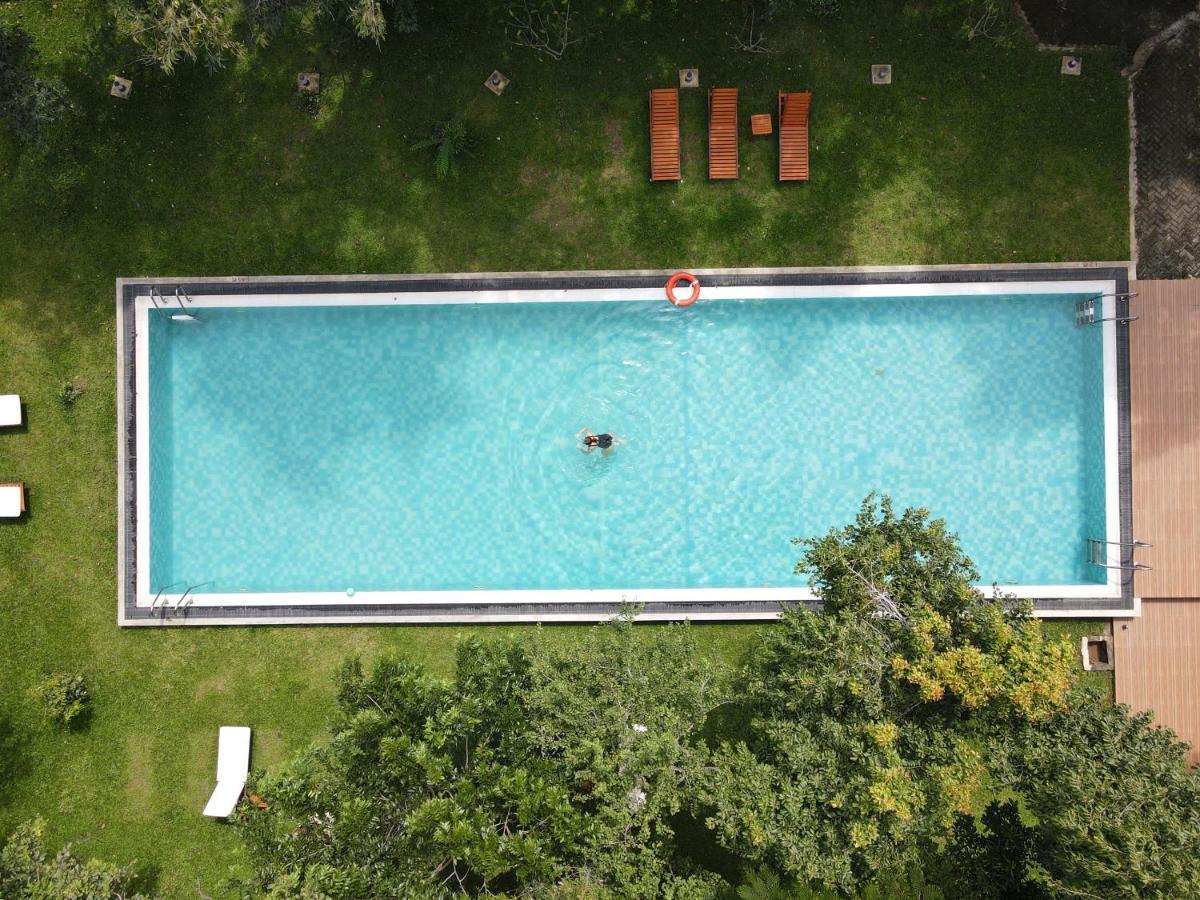 Nivadoo Resort Szigirija Kültér fotó Aerial view of a swimming pool