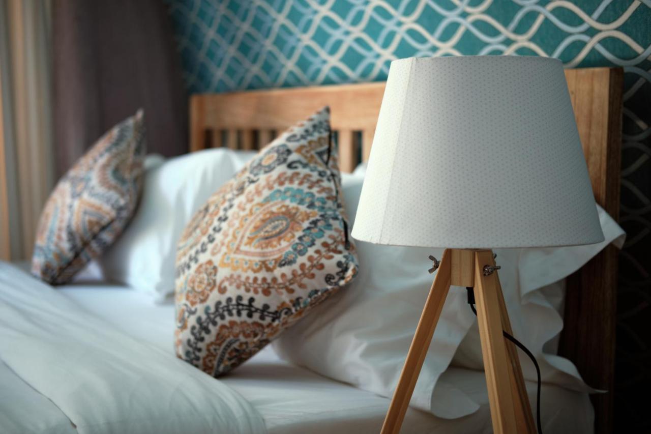 Nivadoo Resort Szigirija Kültér fotó A tripod table lamp