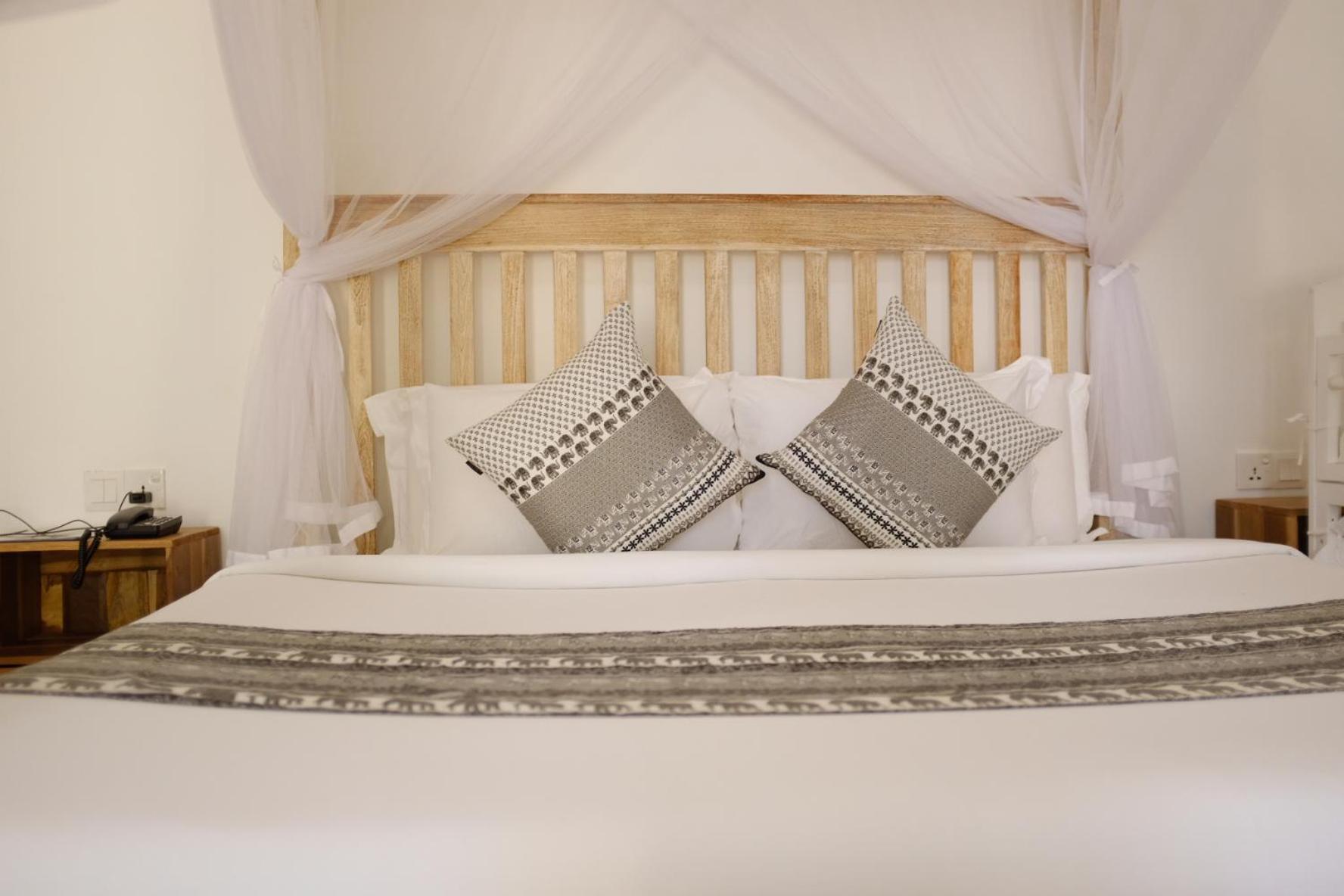 Nivadoo Resort Szigirija Szoba fotó A bed with a mosquito net